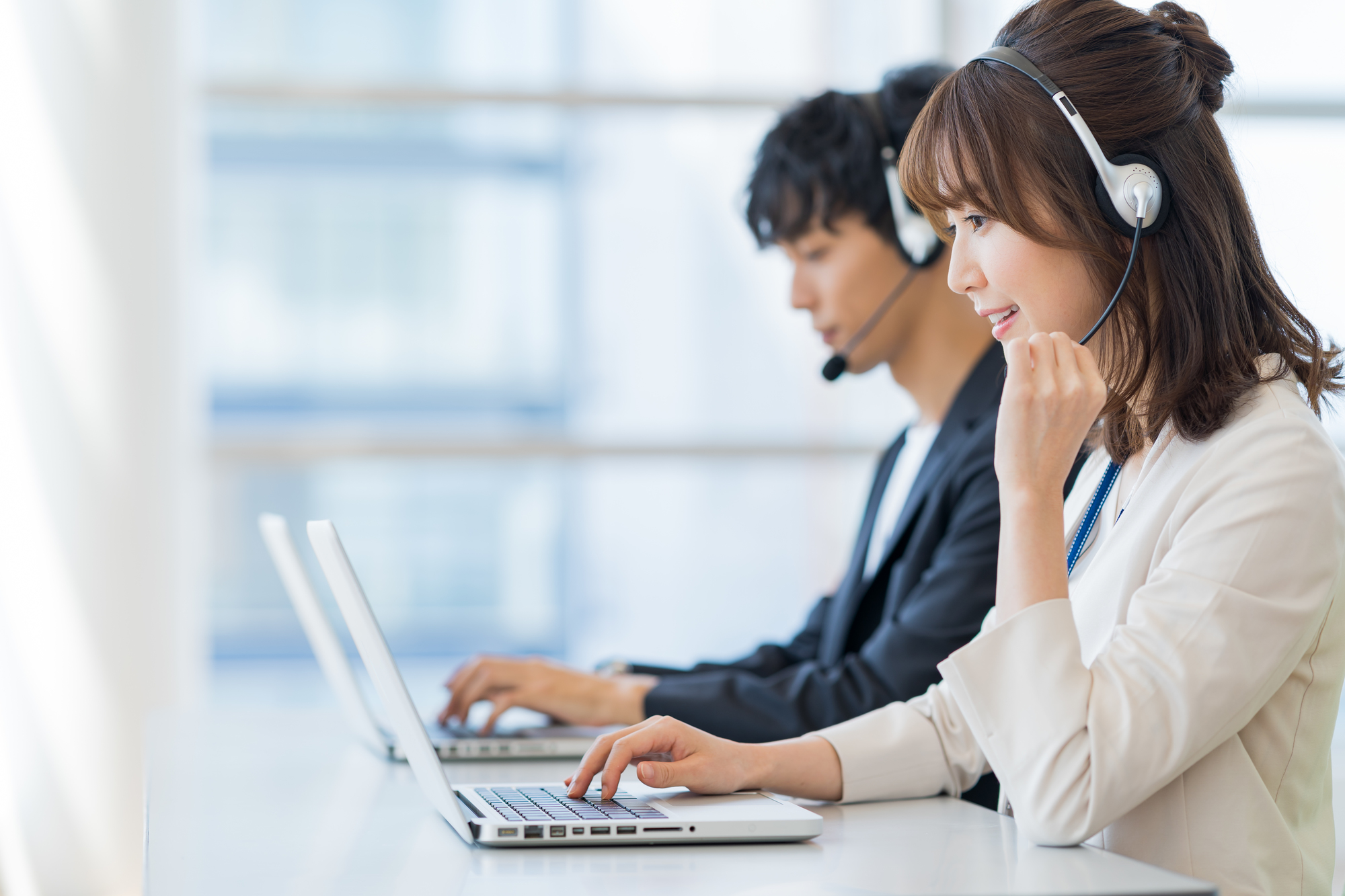 英語の電話対応はどうする？押さえるべき基本フローと現場で使える対応方法