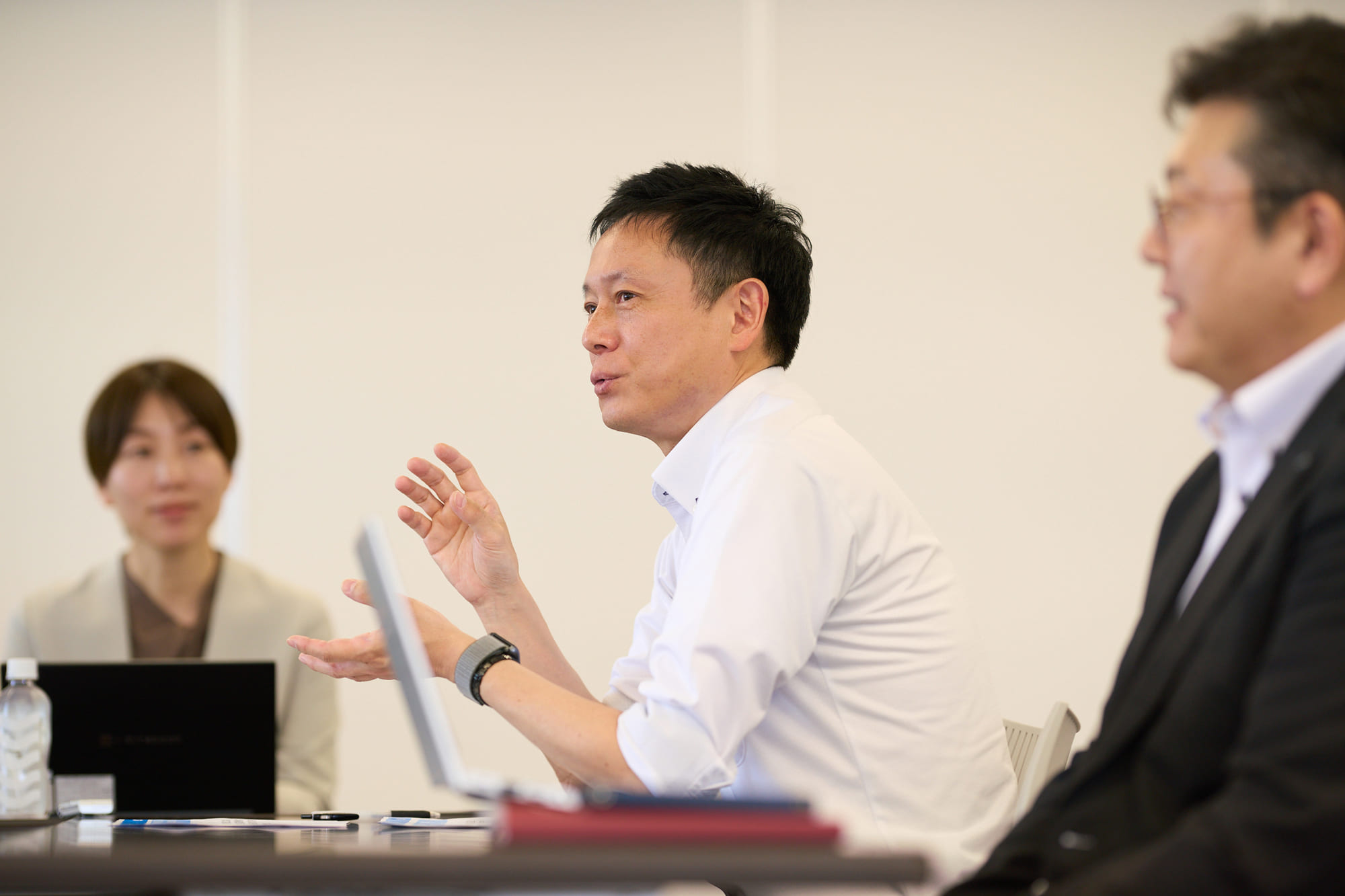 コールセンターの人手不足の問題を抱えていたことを語る様子
