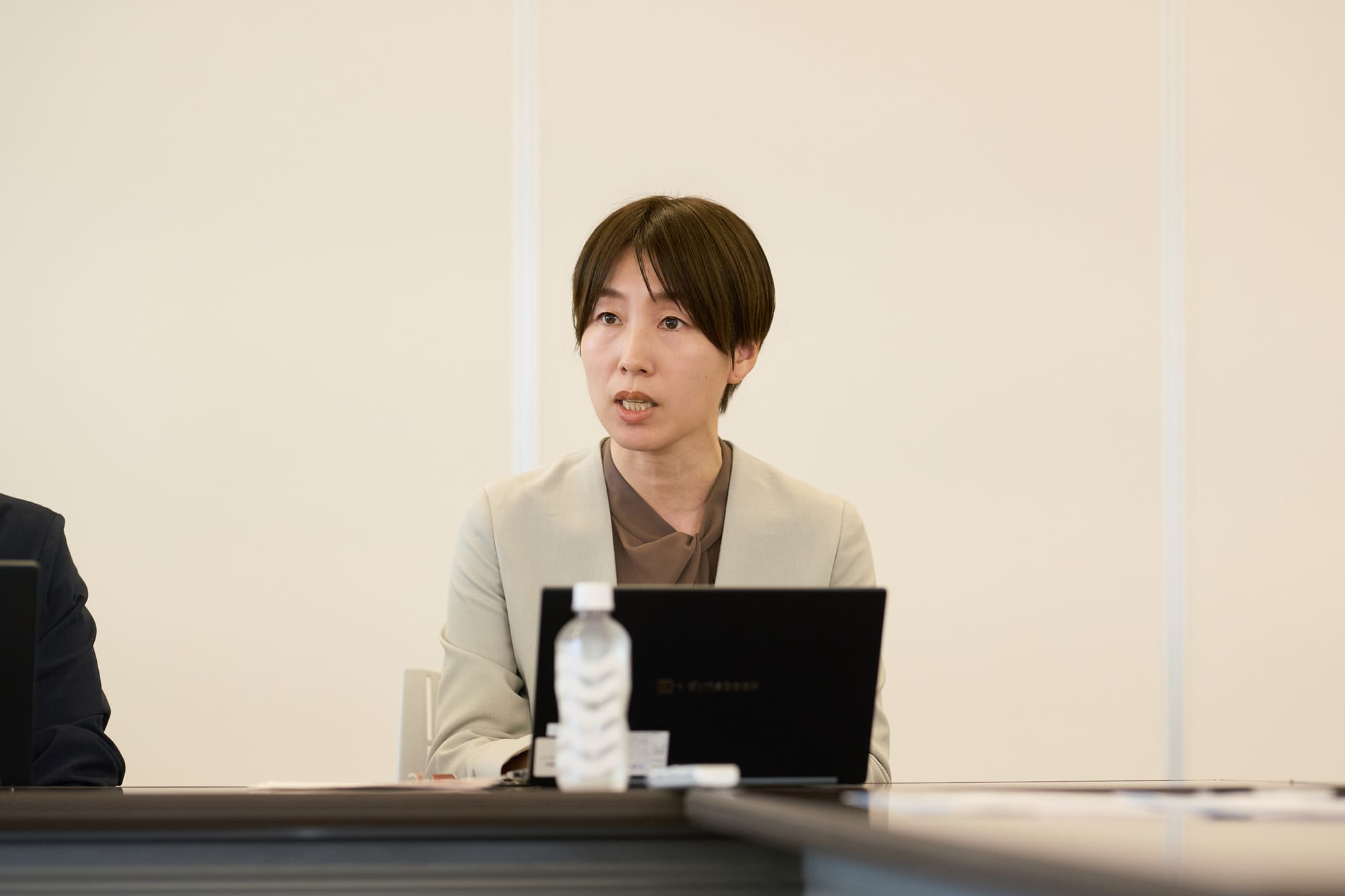 アウトソーシング導入について語る様子