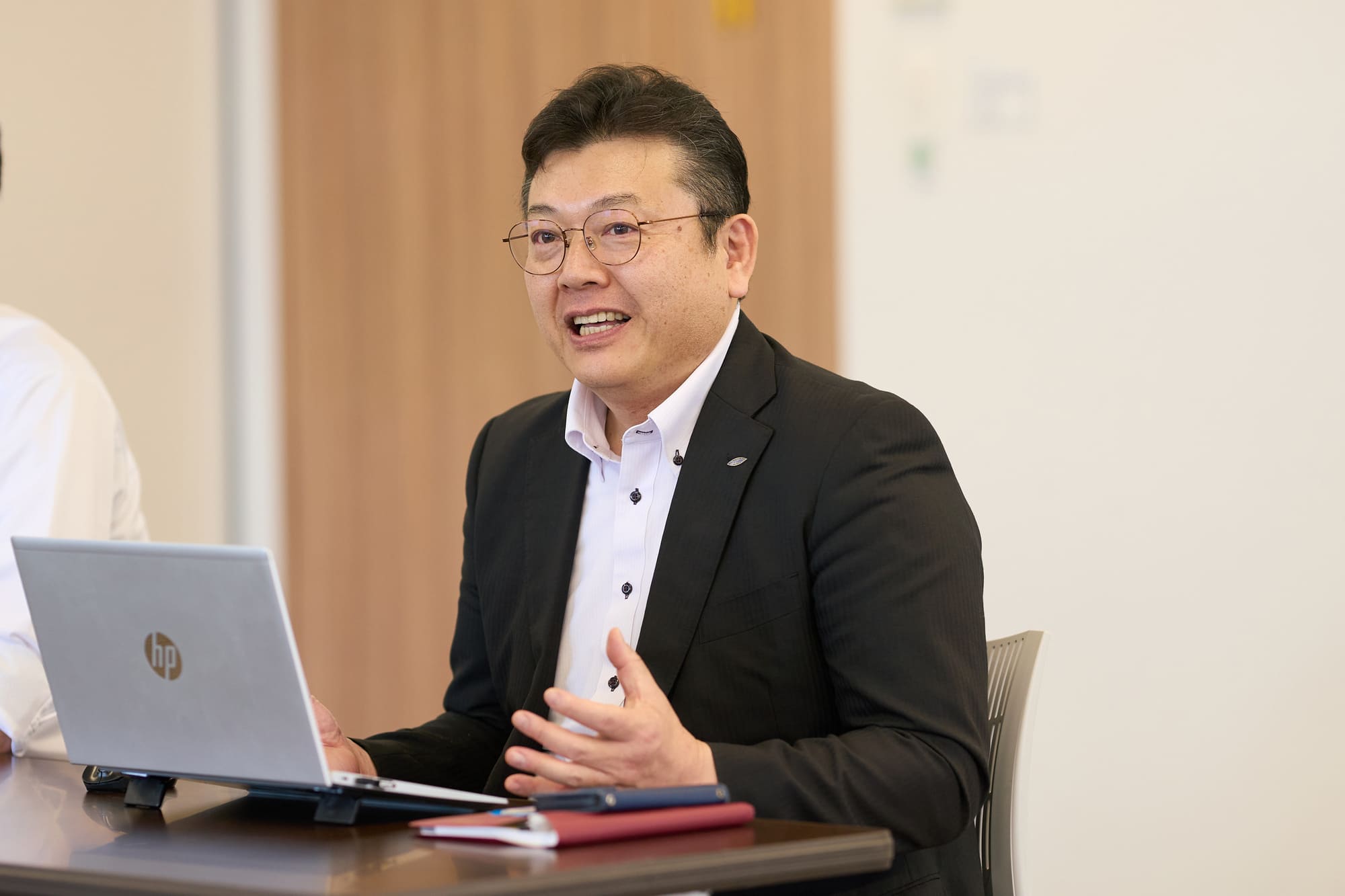 オペレーター対応の重要性を語る様子