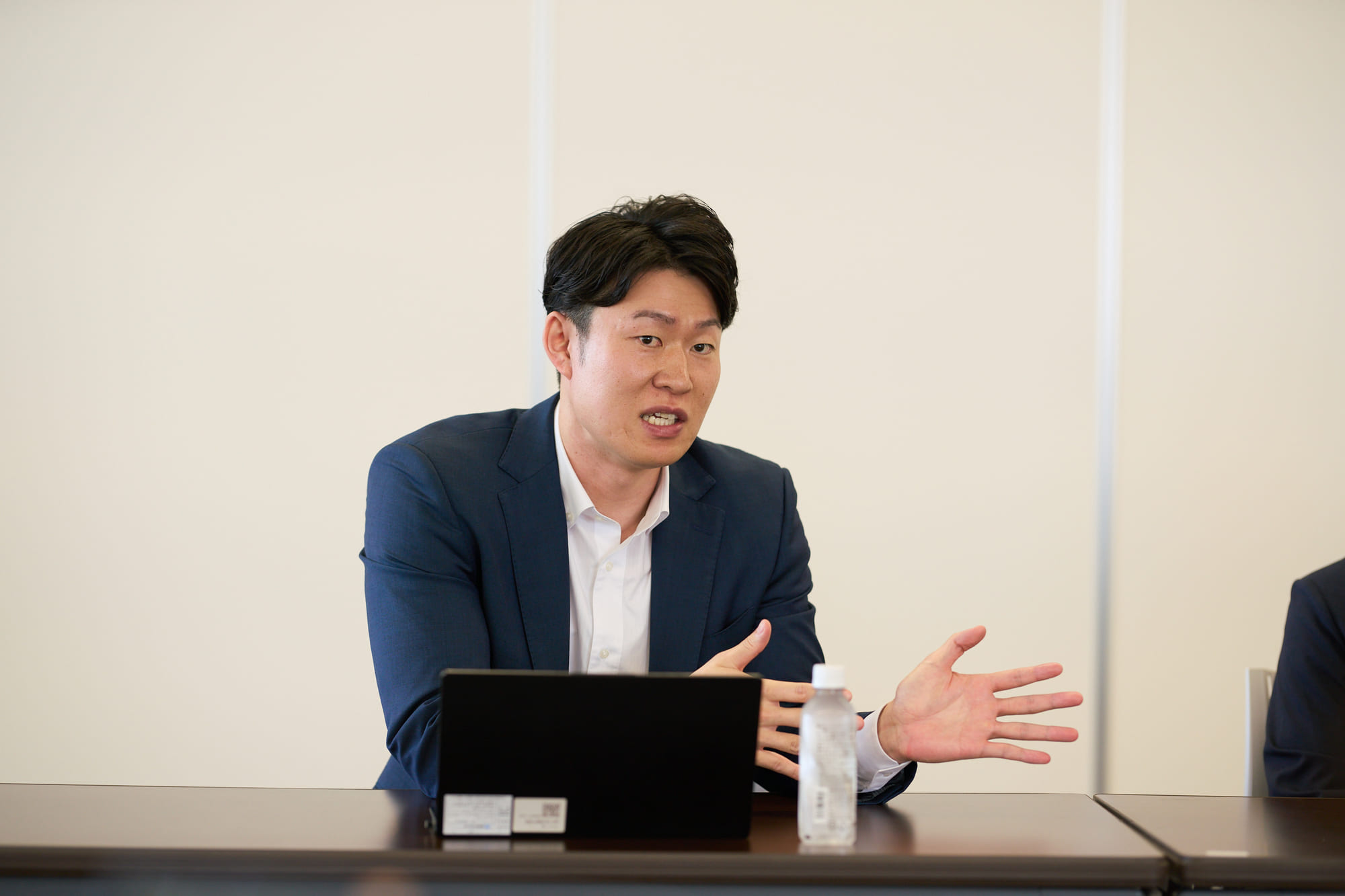 将来的にはAIを活用して故障受付業務の自動化を目指すことを語る様子